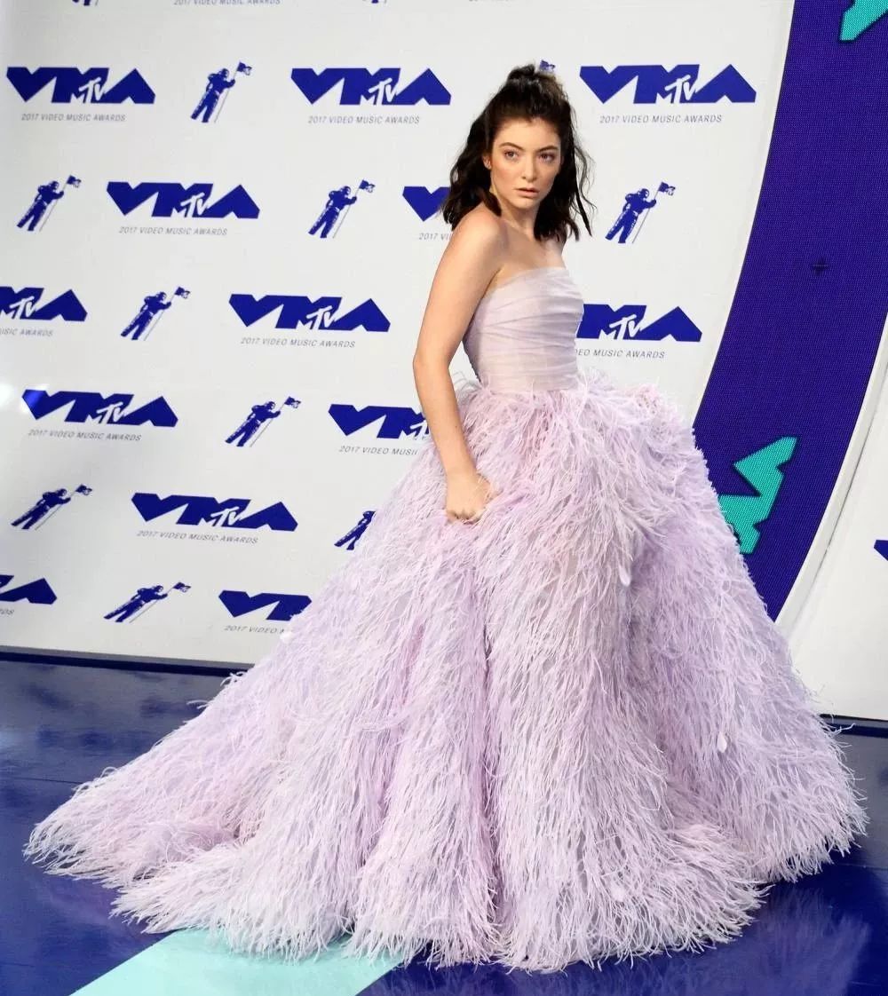 千禧粉紫色,带领大家预测一波2022年的流行色