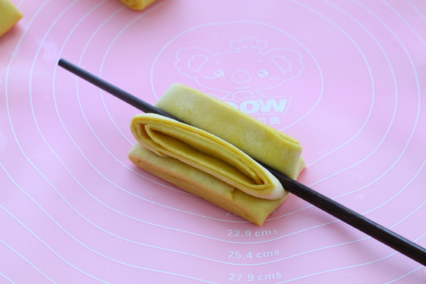 最简单的花卷做法只需要一根筷子,花卷简单的不用筷子拧法