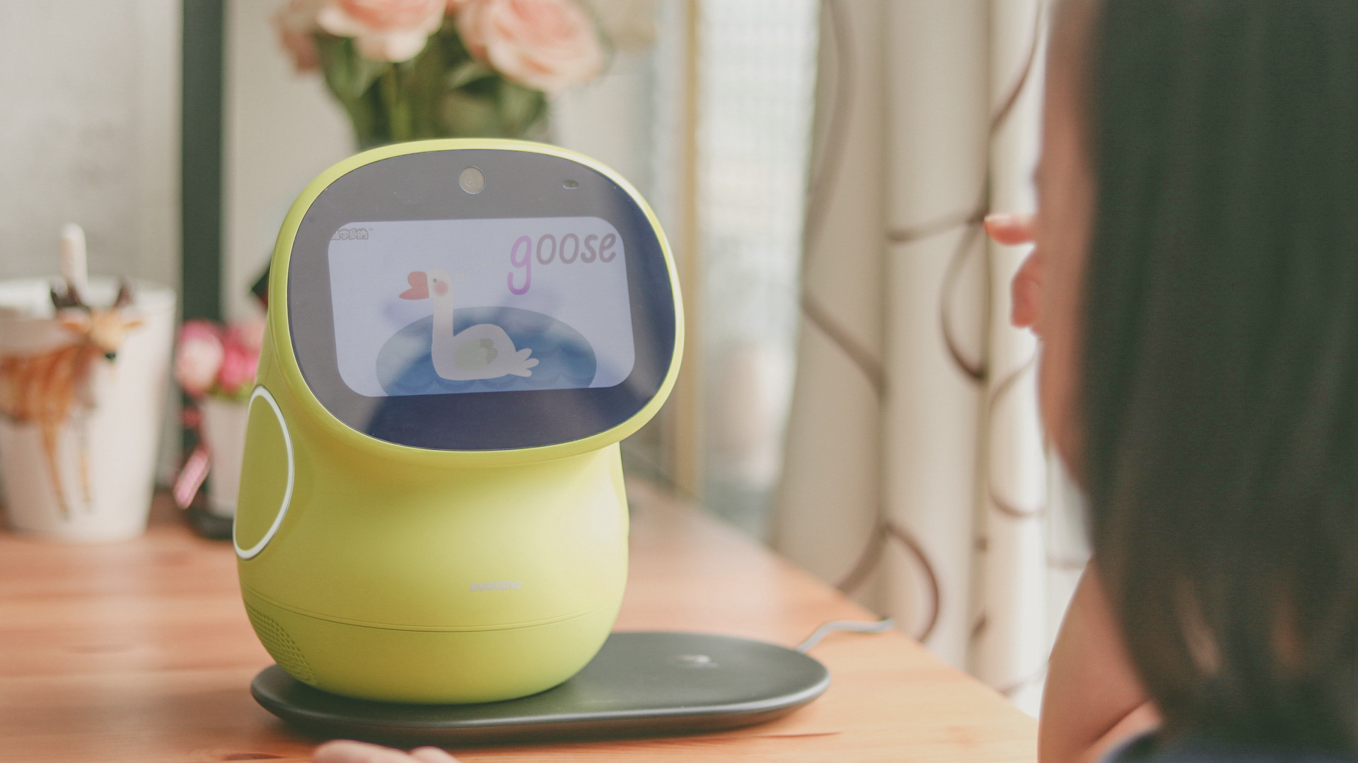 儿童学习陪伴机器人操作,幼儿陪伴儿童教育机器人