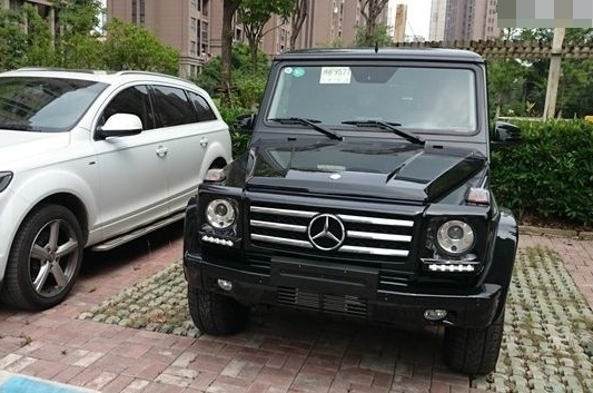 以为重庆偶遇奔驰G,看到车标我笑了,这大写的B是什么鬼,尴尬