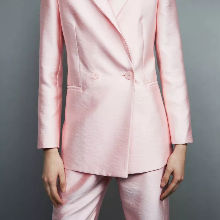 「逢逛必买」|“穿上她家的裙子,不去派对也该去喝一杯!”