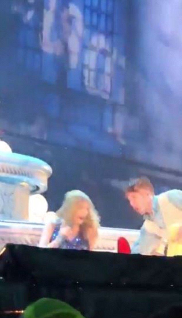 霉霉reputation表演大笑,霉霉演唱会下大暴雨小品