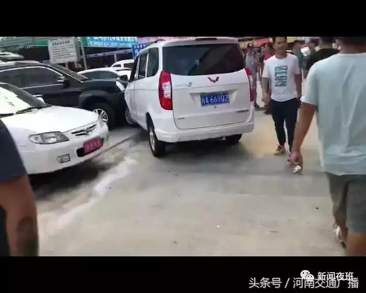 新手司机试驾五菱神车,新手司机连撞三辆车