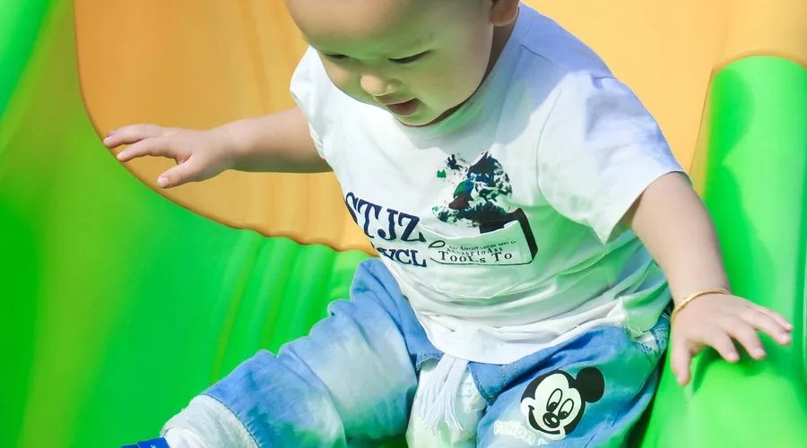 幼儿玩滑梯的安全规则简图,小孩子玩滑梯一定要注意安全