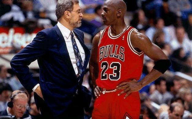 三打二配合三角进攻,三角进攻是哪三个位置