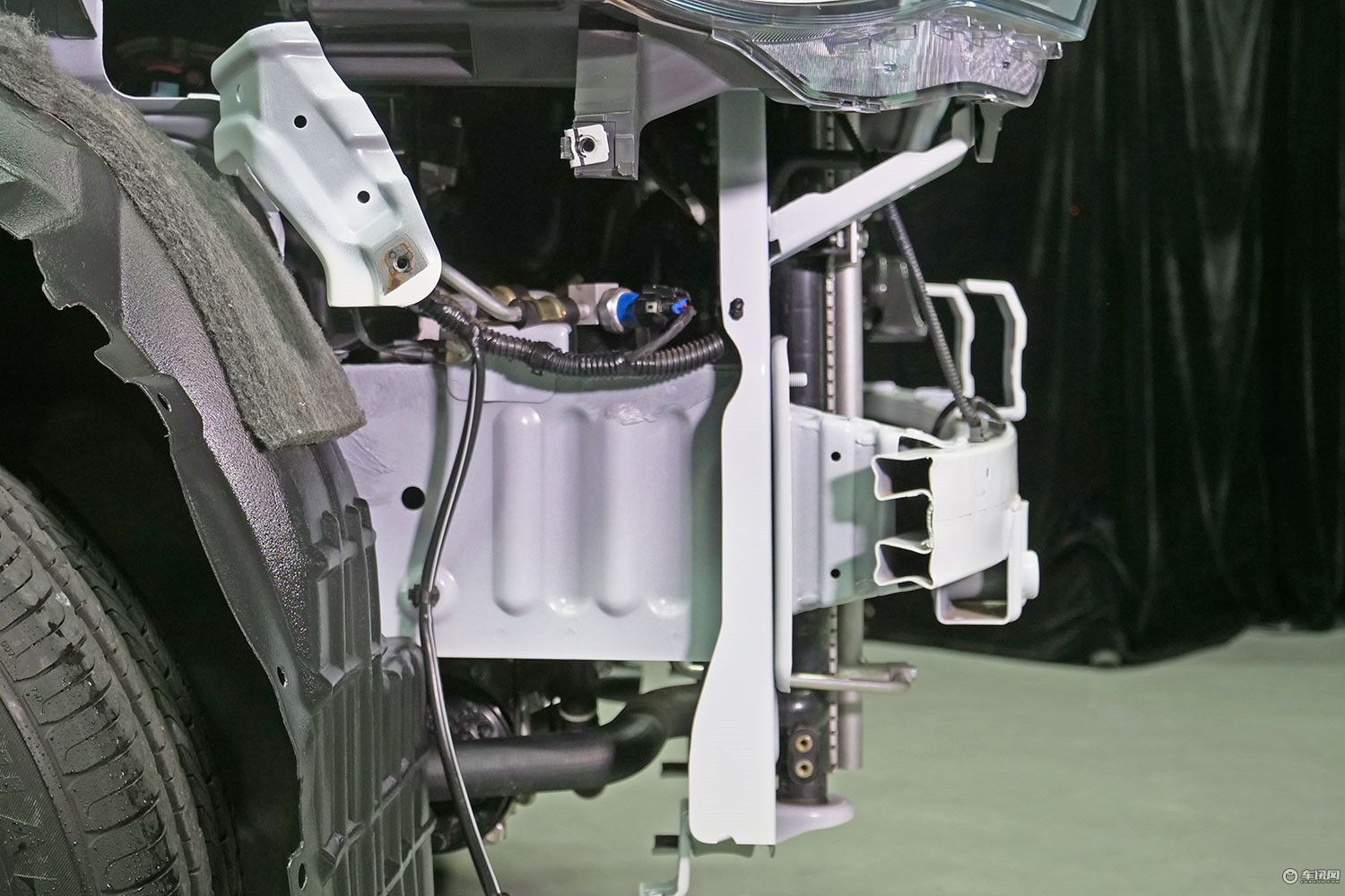 大飙车奔腾x40前后防撞梁,奔腾x40后高位刹车拆解