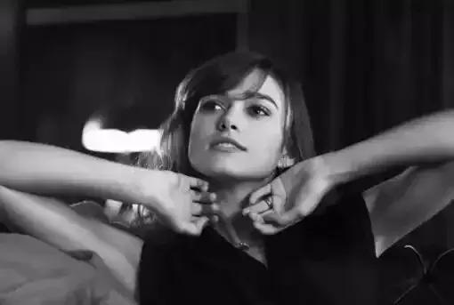 平胸也可以很高级,凯拉奈特莉颜值巅峰