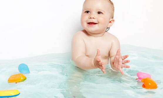 天热宝宝洗澡总是大哭大闹！原来是因为这个？