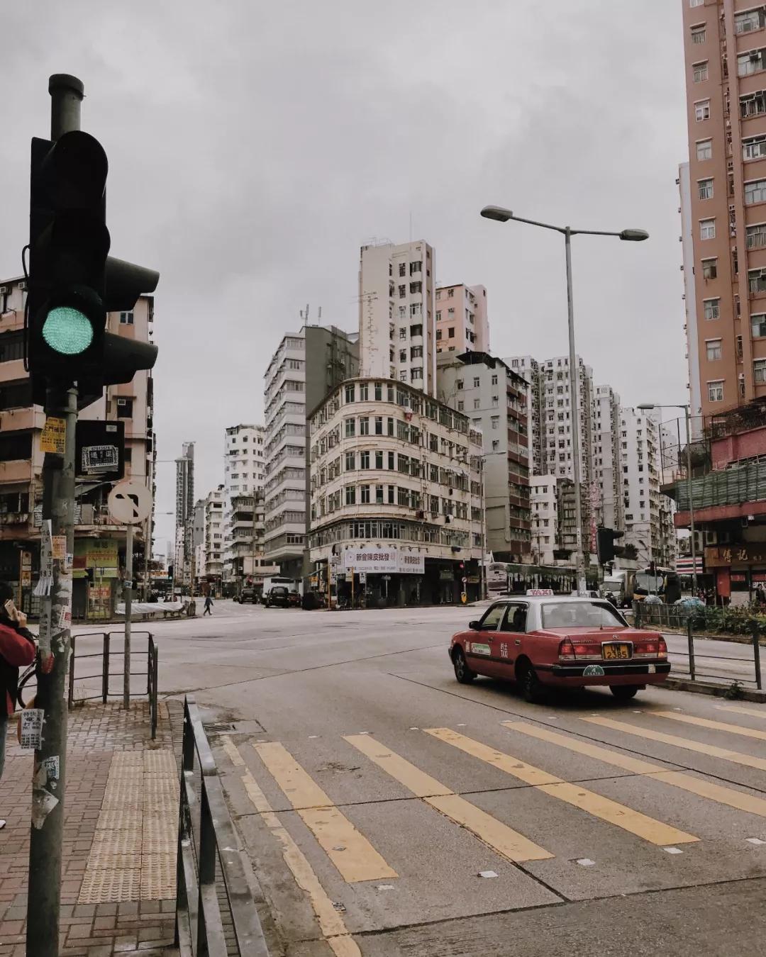 30张照片，看见繁华和代购以外的香港……