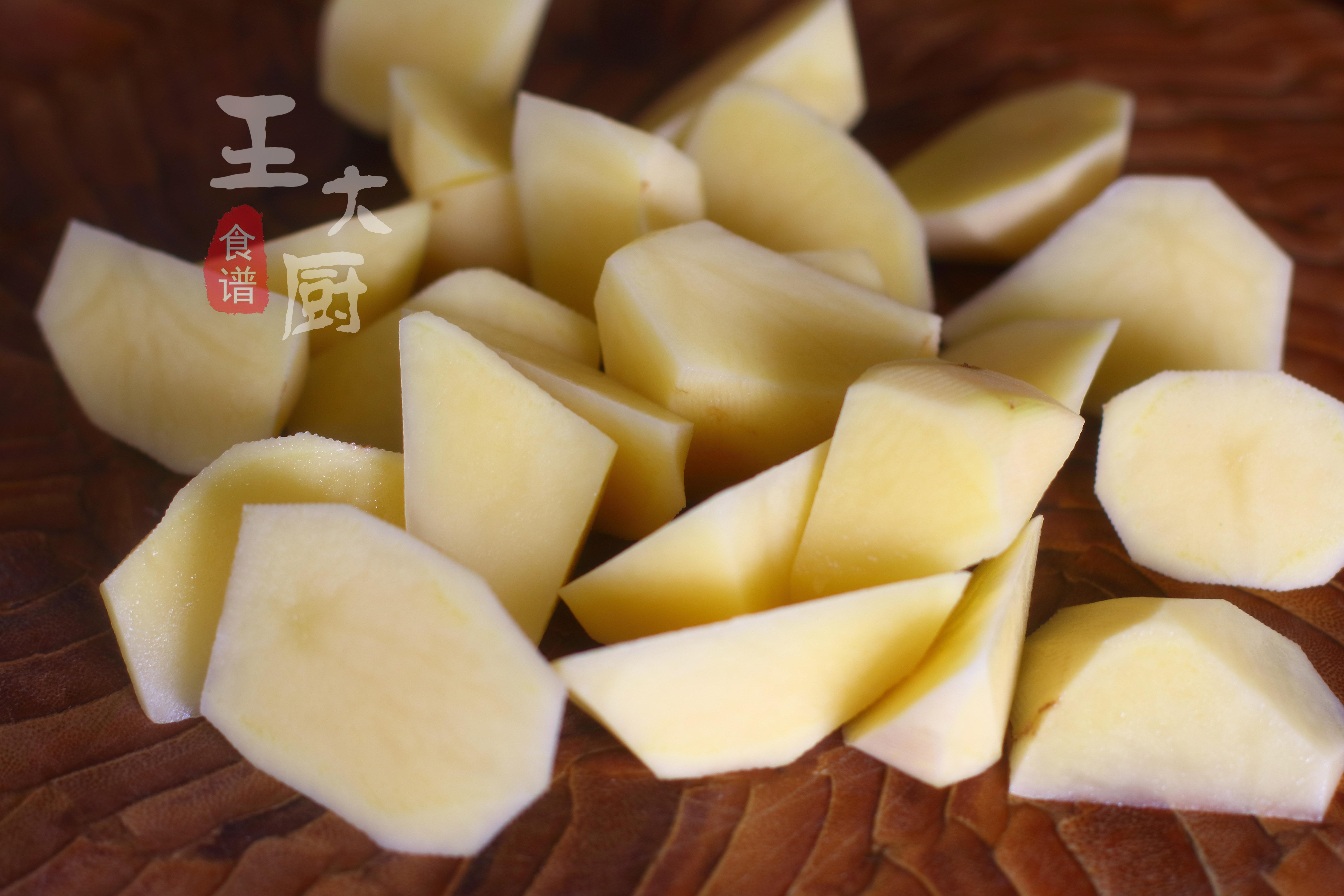 红烧排骨放土豆好吃还是不放好吃,红烧排骨的家常做法加土豆干香菇