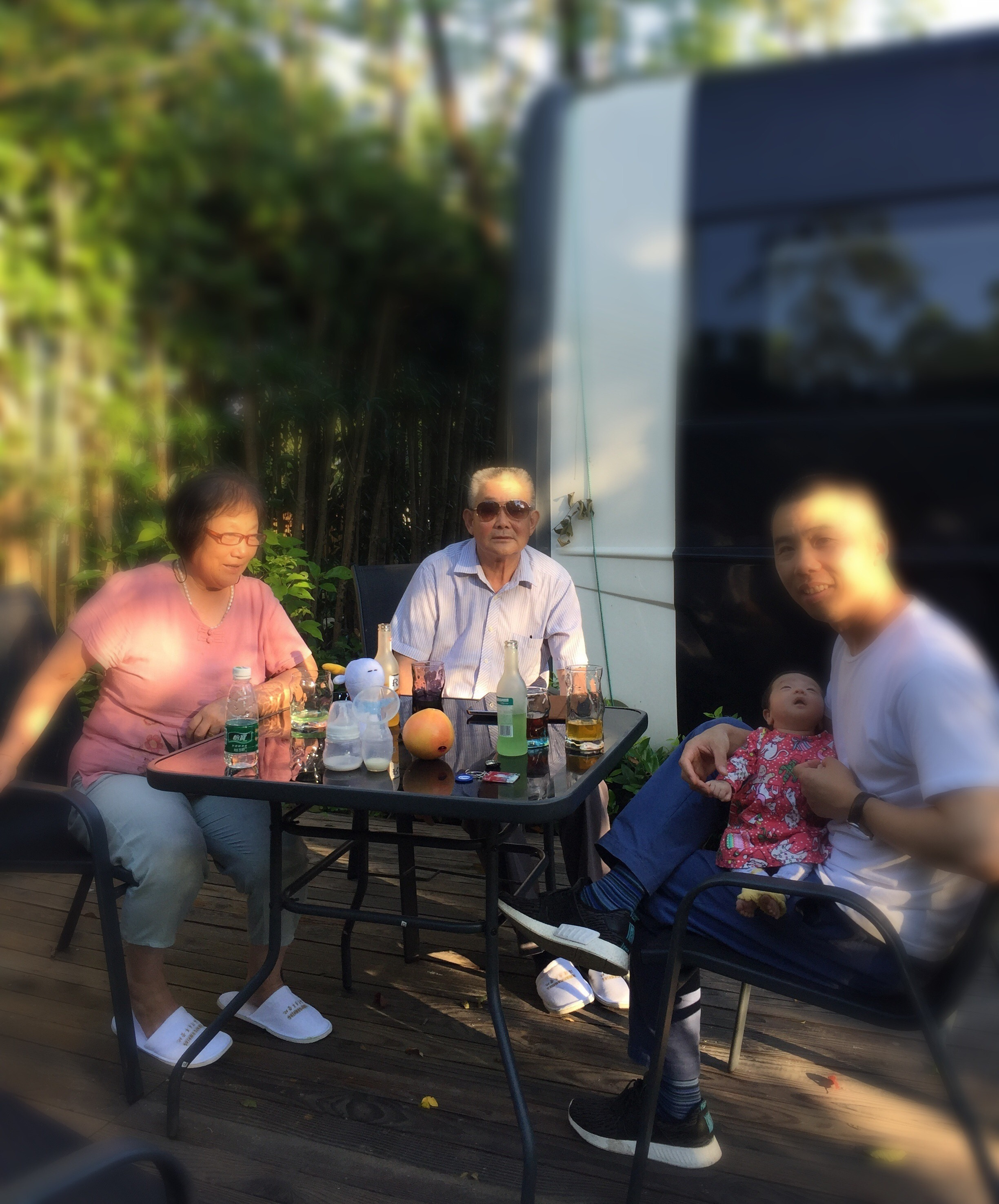 一家人聚在一起好好开心,一家人聚在一起温馨吃饭