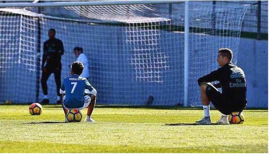 不仅仅是足球先生，这样的C罗让人不得不爱