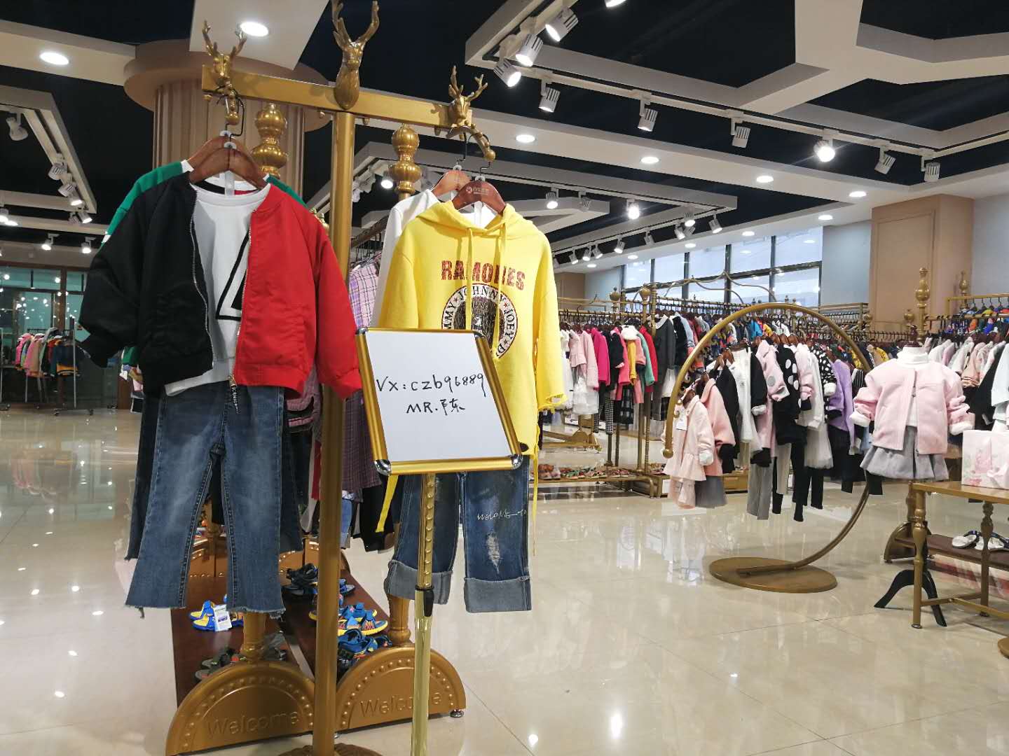 什么是品牌折扣女装批发,什么是品牌童装折扣库存