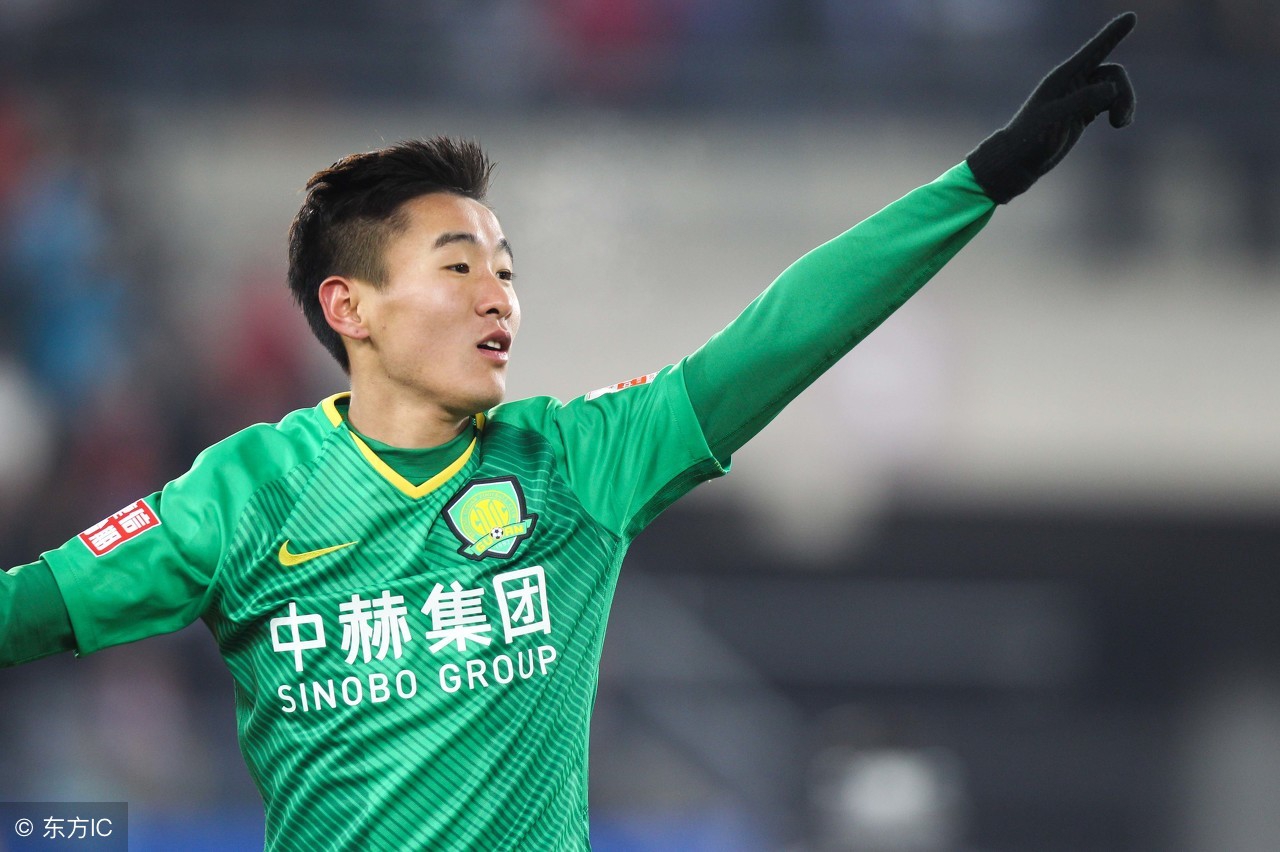 韦世豪竖中指超燃剪辑,韦世豪踢球遭黄牌警告