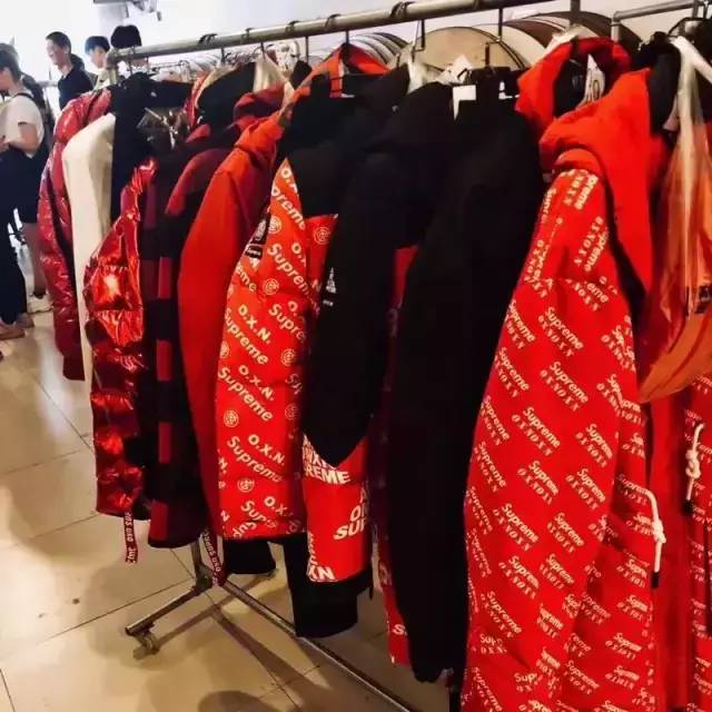 这次，国潮丢了中国的脸！国内第一家Supreme开业！专卖合法“山寨货”！