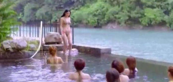 张馨予游泳出场,张馨予泳池出场