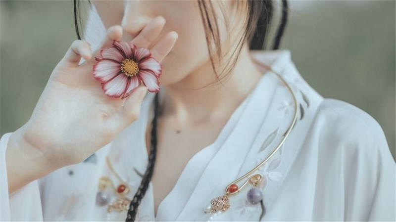 他拉开与她之间的距离，心里不耐烦：“你挑戒指，与我有关系？”