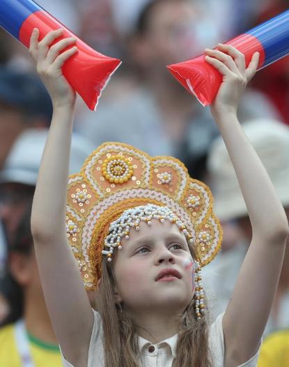 足球场抢镜球童,足球场里颁奖典礼