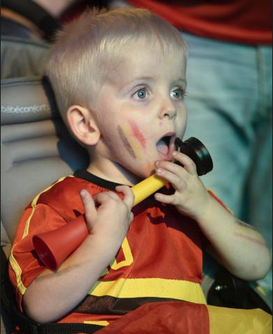 足球场抢镜球童,足球场里颁奖典礼