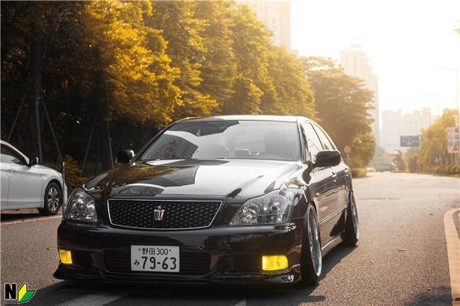 白外黑内反差强烈，为了成为VIP大佬车友竟将两部皇冠“合二为一”