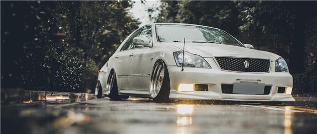 白外黑内反差强烈，为了成为VIP大佬车友竟将两部皇冠“合二为一”