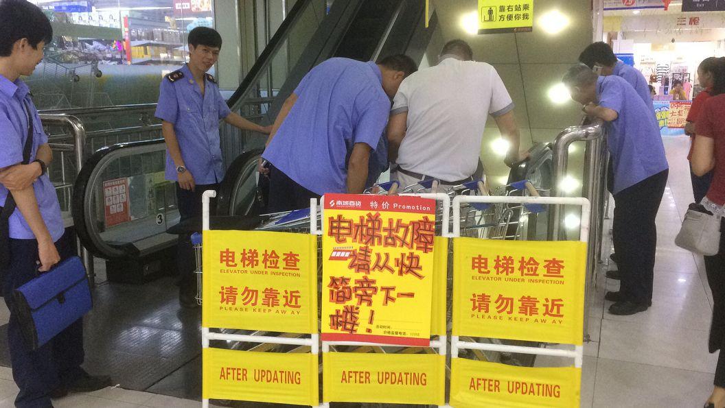 广西小孩被电梯夹住,某商场电梯吃人事件