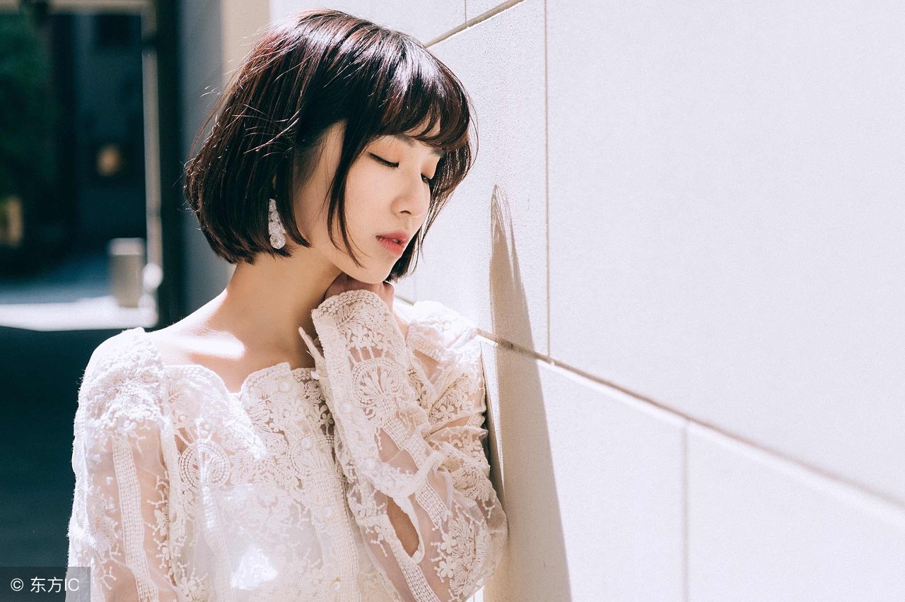 无情的将她的嘴摁住不松手，将那避孕药狠狠的塞进她的嘴里面！