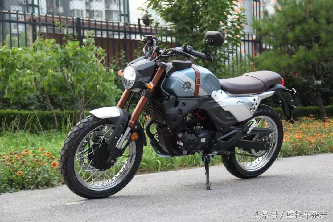 全车LED，仪表在油箱上，原厂钥匙竟然是开瓶器，力帆KPM200开箱