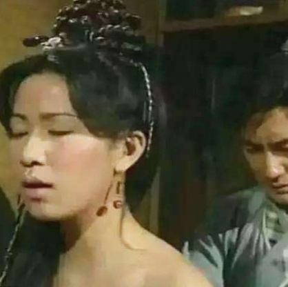 张无忌给人运功疗伤，男女待遇有啥不一样，你们看出什么了？