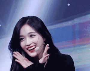 吴宣仪的牙齿有点龅,吴宣仪露牙龈笑图片