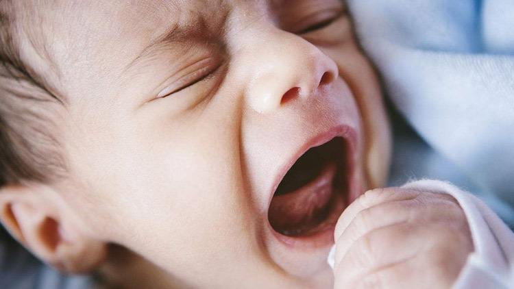 月子宝宝睡觉总是哼哼唧唧又哭,月子里的宝宝哼唧哼唧怎么回事