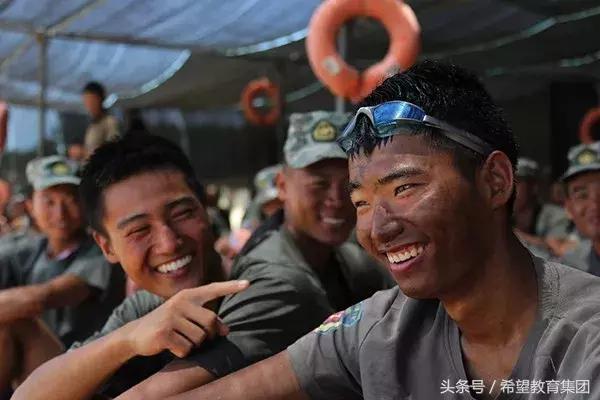 “战友，别忘涂抹防晒霜！”