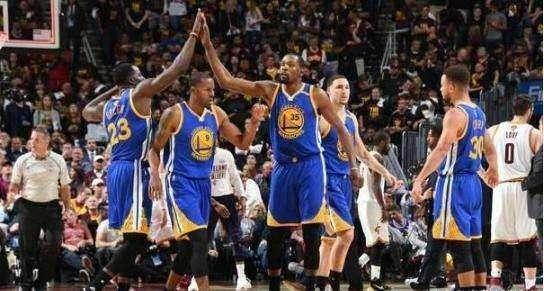 勇士的“死亡五小”能否打败菲尔杰克逊，巅峰时期的“三角进攻”