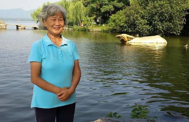 73岁老人跪地救恩人,六旬白发老人跪冰救人