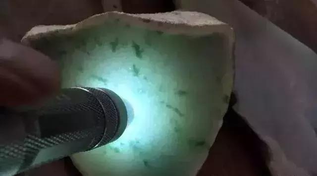 翡翠原石参与翡翠公盘规则,翡翠原石切割视频顶级翡翠