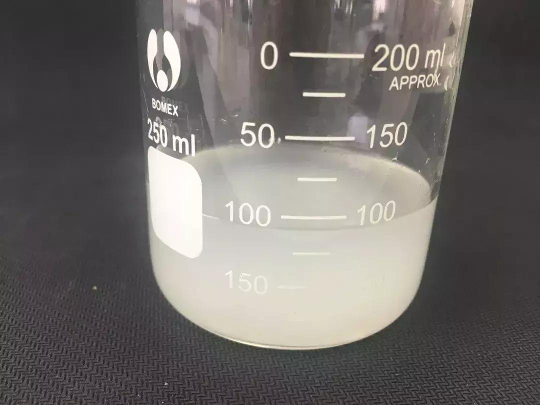 人手一罐的自然乐园芦荟胶，我很怀疑里面到底有没有芦荟！