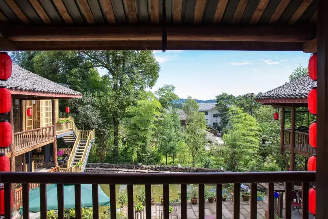 峨眉山吃住玩一体的地方,峨眉山徒步休息住宿