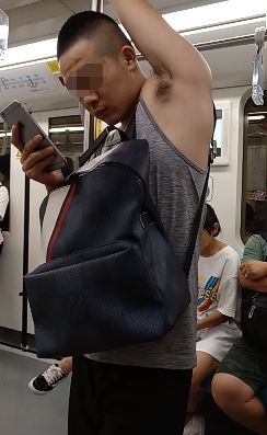 为什么地铁里面很臭,夏天的地铁