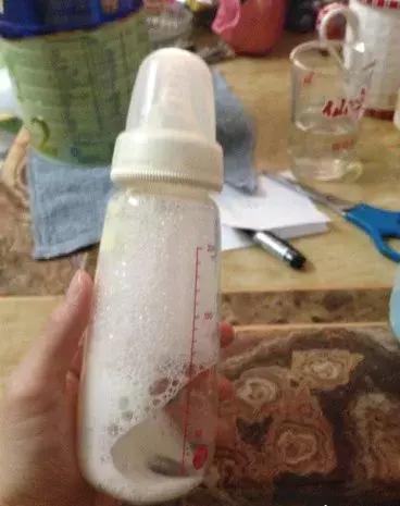 吃奶粉的时候奶瓶里出泡泡,婴儿喝奶粉瓶里好多泡泡