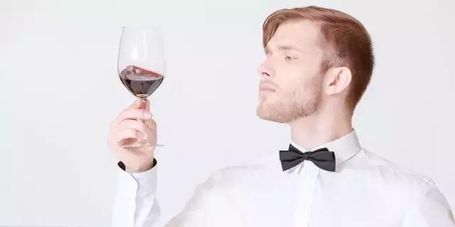 喝白葡萄酒如何正确拿杯,喝葡萄酒时如何优雅地摇杯