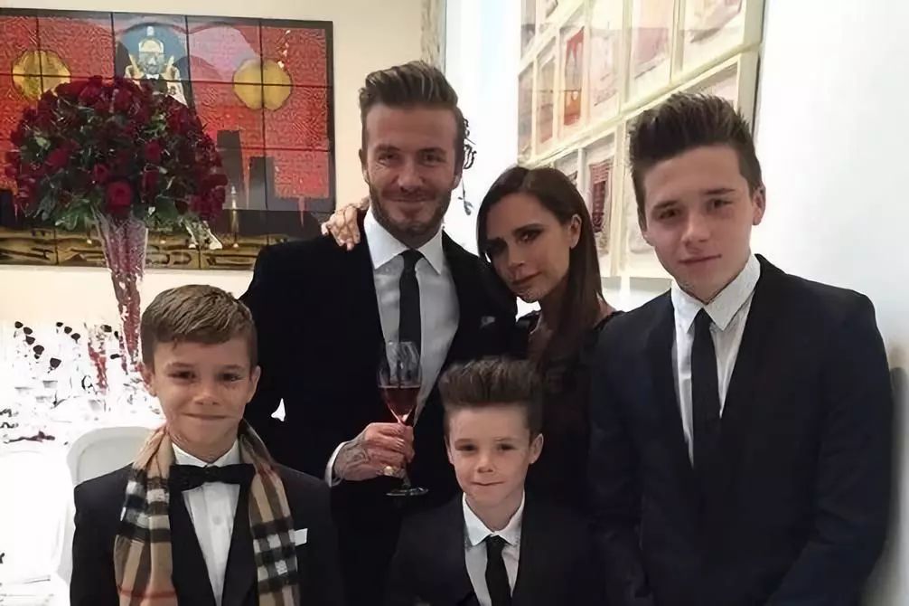 买14亿豪宅就为让小孩踢球，贝嫂家为什么没养出败家子？