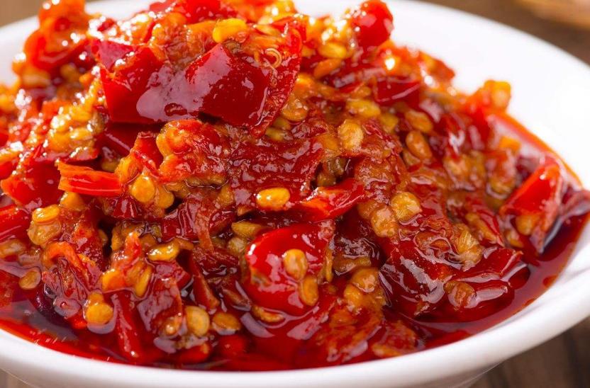 老人做辣椒酱的做法,做老干妈辣椒酱完整视频