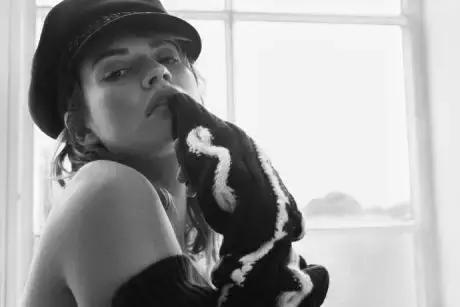 女孩穿上水晶鞋可以操控整个世界,穿上水晶鞋变成美女