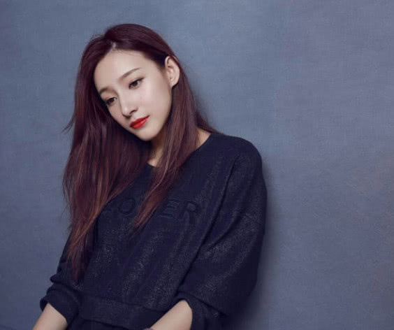 她被称中国第一女神,因02年世界杯走红的女主持人