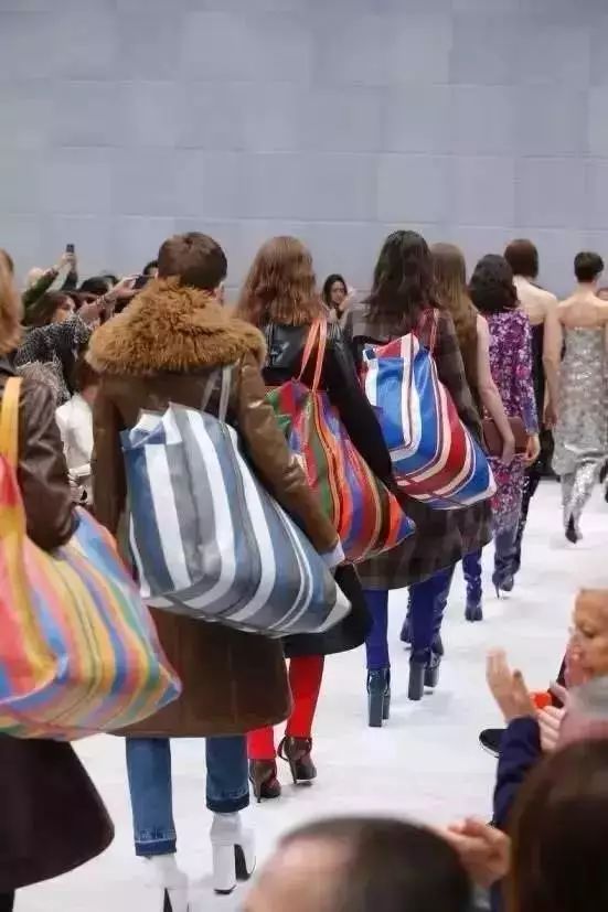 2万的编织袋？4千的塑料鞋？难道真是贫穷限制了我的审美？