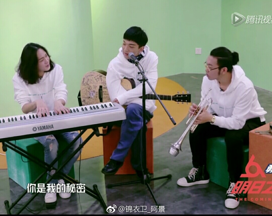 《明日之子》兄弟情，文兆杰喂头“小黄文”CP甜，酷仔许含光配