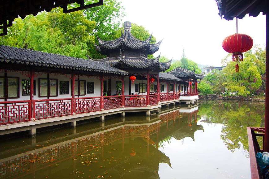 江苏省常熟市，岁无水旱之灾得名，沙家浜闻名遐迩，全国文明城市