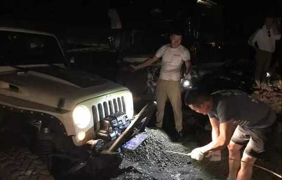 成龙救援房车视频,成龙房车被困泥石流