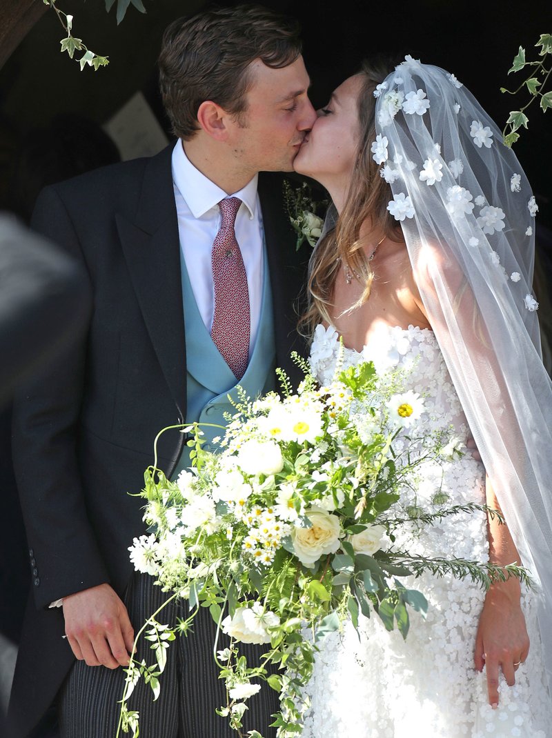 梅根穿全黑礼服参加朋友婚礼,梅根婚礼首秀