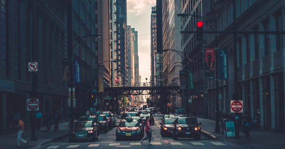 我被人贩当街强行拽走，帅气交警一把拦住：敢动我老婆试试